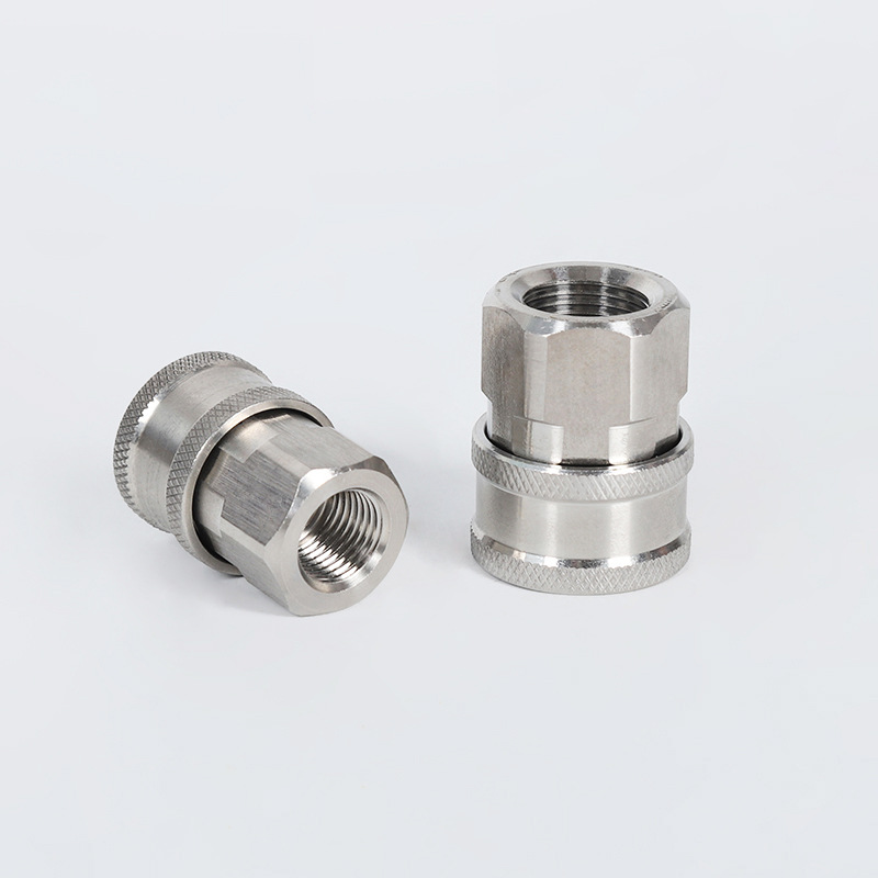 Adattatore di uscita per acqua per mitragliatrici autolavaci